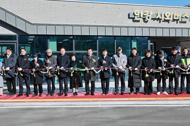 ▲ 21일 열린 경주시 안강읍 시외버스 정류장 준공식에서 주낙영 경주시장을 비롯한 참석자들이 테이프 커팅을 하고 있다. 경주시