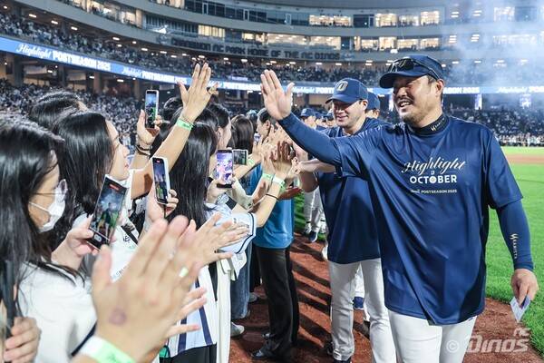 지난 4일 정규시즌 최종전을 마치고 팬들과 하이파이브를 나누는 이호준 NC 감독. (사진=NC)