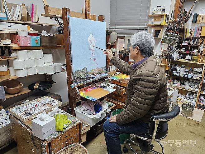 19일 오전 노의웅 화백이 광주 남구 양과동 '노의웅 미술관' 옆 작업실에서 그림을 그리고 있다. 강주비 기자
