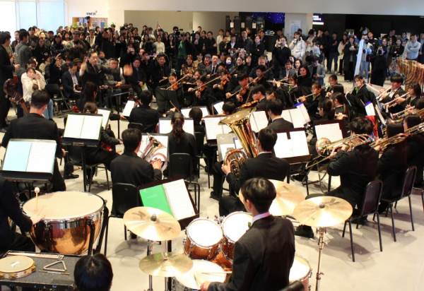 GS리테일이 지원하는 무지개 오케스트라의 ‘2026년 무지개상자 런치 연주회’가 지난 20일 GS아트센터 로비 스테이지에서 열렸다 사진GS리테일