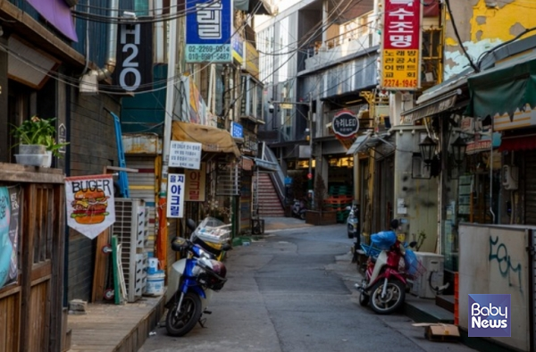 인구구조 변화와 고령층 비중 증가는 소비 수요를 지속적으로 약화시킬 것으로 전망된다. 실제로 이러한 영향 속에서 자영업 시장은 2000년대 중반 이후 구조적 축소가 지속되고 있다. ⓒ베이비뉴스