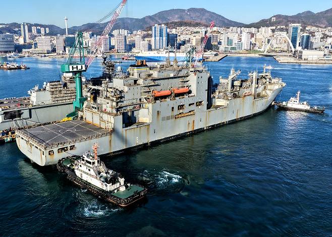 지난 12일 정비를 받기 위해 HJ중공업 영도조선소에 입항한  미 해군 군수지원함 아멜리아 에어하트호(사진=HJ중공업)