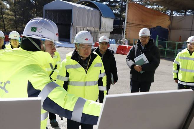 국토교통부가 겨울철 고속도로 이용 안전을 높이기 위해 오는 29일까지 살얼음 사고 예방과 재난대응체계를 점검하는 한국도로공사 안전관리 실태 점검에 나선다. (사진=국토교통부)