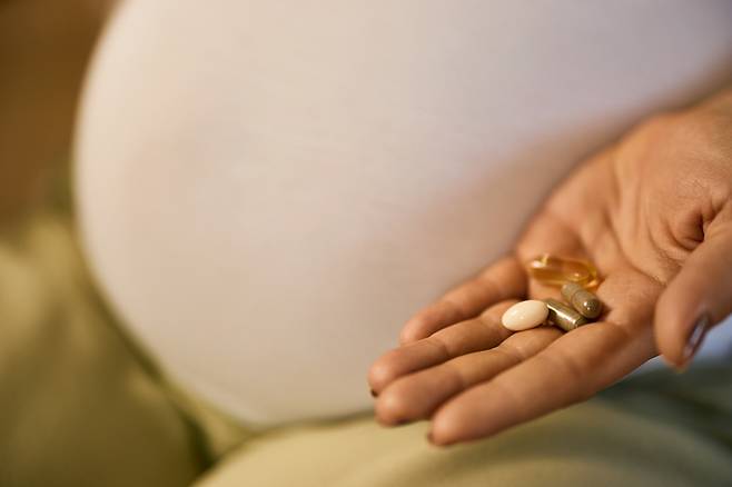 연구 결과를 바탕으로 의료계는 의사 지시에 따른다면 임신 중 아세트아미노펜 복용은 문제가 없으니 안심하라고 충고한다. 사진=게티이미지뱅크