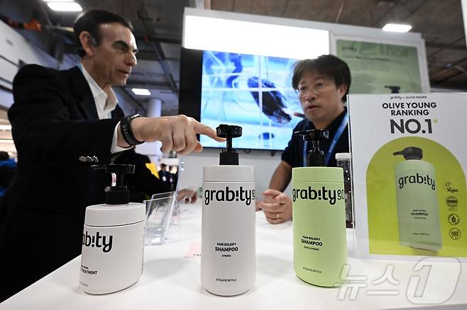 세계 최대 가전·정보기술(IT) 전시회 'CES 2026' 이틀째인 7일(현지시간) 미국 네바다주 라스베이거스 베네치안엑스포 내 유레카파크에서 관람객이 KAIST 연구진이 개발한 탈모 기능성 샴푸 '그래비티'에 대한 설명을 듣고 있다. (그래비티 제공. 재판매 및 DB 금지) 2026.1.8/뉴스1