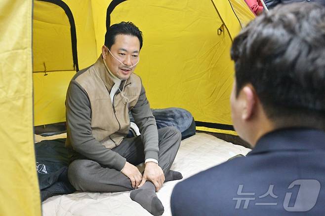 (서울=뉴스1) 임세영 신웅수 기자 = 이준석 개혁신당 대표가 21일 오전 국회 로텐더홀에서 단식 7일차인 장동혁 국민의힘 대표를 방문하고 있다. (공동취재) 2026.1.21/뉴스1 ⓒ News1 신웅수 기자