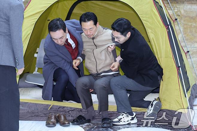 장동혁 국민의힘 대표가 21일 서울 여의도 국회 로텐더홀에서 단식 농성을 이어가기 위해 텐트를 나서고 있다. 2026.1.21/뉴스1 ⓒ News1 신웅수 기자