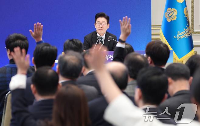 이재명 대통령이 21일 청와대 영빈관에서 열린 신년 기자회견에서 취재진 질문을 받고 있다. 2026.1.21/뉴스1 ⓒ News1 이재명 기자