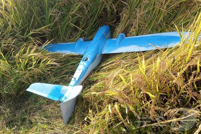 (평양 노동신문=뉴스1) = 북한 노동당 기관지 노동신문은 10일 인민군 총참모부 대변인 성명을 게재하며 "지난해 9월 27일 11시 15분경 한국의 경기도 파주시 적성면 일대에서 이륙한 적무인기는 우리측 지역 황해북도 평산군일대 상공에까지 침입하였다가 개성시 상공을 거쳐 귀환하던 중 아군 제２군단 특수군사기술수단의 전자공격에 의하여 14시 25분경 개성시 장풍군 사시리 지역의 논에 추락했다＂고 보도했다. [국내에서만 사용가능. 재배포 금지. DB 금지. For Use Only in the Republic of Korea. Redistribution Prohibited] rodongphoto@news1.kr