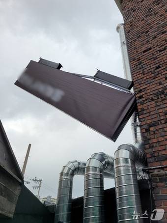 21일 오후 제주시 연동에서 강풍으로 인해 간판이 떨어진 모습.(제주도소방안전본부 제공. 재판매 및 DB 금지)