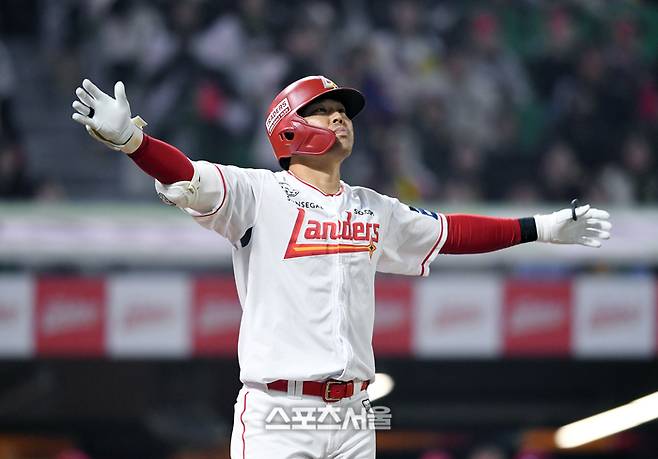SSG 한유섬이 16일 인천 SSG랜더스필드에서 열린 2024 KBO리그 KIA전에서 9회말 2사 KIA 투수 정해영을 상대로 끝내기 홈런을 친 뒤 기뻐하고 있다. 문학 | 박진업 기자 upandup@sportsseoul.com