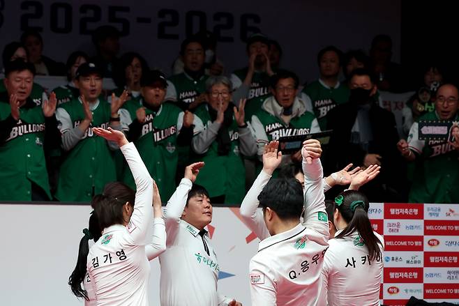 PBA팀리그 파이널 우승까지 1승 남겨둔 하나카드. 사진 | 프로당구협회