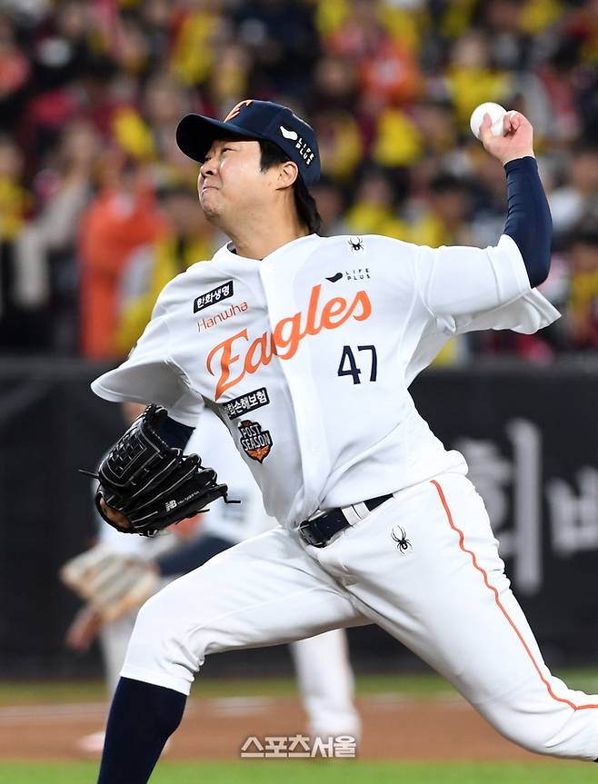 한화 김범수가 29일 대전 한화생명 볼파크에서 열린 2025 KBO리그 LG와 한국시리즈 3차전 8회초 등판해 힘차게 공을 던지고 있다. 대전 | 박진업 기자 upandup@sportsseoul.com