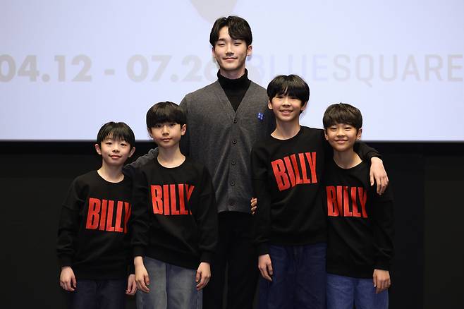 21일 뮤지컬 ‘빌리 엘리어트’ 기자간담회에서 ‘빌리’ 역 (왼쪽부터) 조윤우·김우진·임선우·김승주·박지후가 단체 사진을 촬영하고 있다. 사진 | 연합뉴스