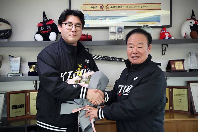 FA 계약에 사인한 장성우(왼쪽). 사진제공=KT 위즈