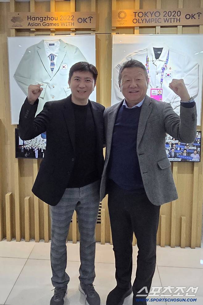 유승민 대한체육회장(왼쪽)과 최윤 OK금융그룹 회장이 20일 K-스포츠의 해 , 학교체육 활성화, 스포츠 생태계 선순환에 대한 공감대를 이룬 미팅 후 파이팅 포즈를 취했다. 사진제공=OK금융그룹