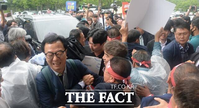 2025년 6월 25일 완주군민과의 대화 행사를 위해 완주군 용진읍 완주군청을 찾은 김관영 전북도지사의 차량이 완주·전주 행정통합을 반대하는 군의원들과 단체의 물리적 행동으로 도청 공무원과 관계자들이 뒤섞인 채 경찰이 차량 통제를 하고 있다. /뉴시스