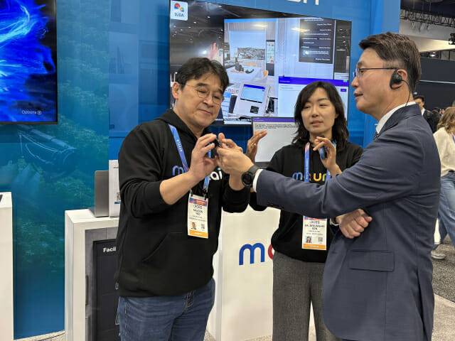 지난 9일 미국 라스베이가스에서 막을 내린 CES2026에서 과학기술정보통신부 류제명 제2차관(오른쪽)이 방문해 유태준 대표(왼쪽)와 손병희 연구소장(가운데)에게 기술 설명을 듣고 있다.
