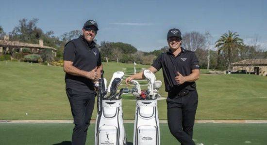 하이플라이어스 골프클럽 주장인 필 미컬슨(왼쪽)과 새로 팀에 합류하는 마이클 라사소가 포즈를 취하고 있다. LIV 골프 제공