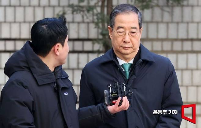 내란 우두머리 방조 혐의를 받는 한덕수 전 국무총리가 21일 서울중앙지법에서 열린 1심 선고 공판에 출석하고 있다. 2026.01.21 윤동주 기자