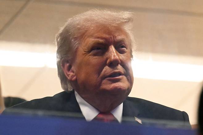 도널드 트럼프 미국 대통령이 19일 플로리다주 마이애미의 하드 록 스타디움에서 대학 풋볼리그 챔피언십 경기를 관람하고 있다. /AFP 연합뉴스