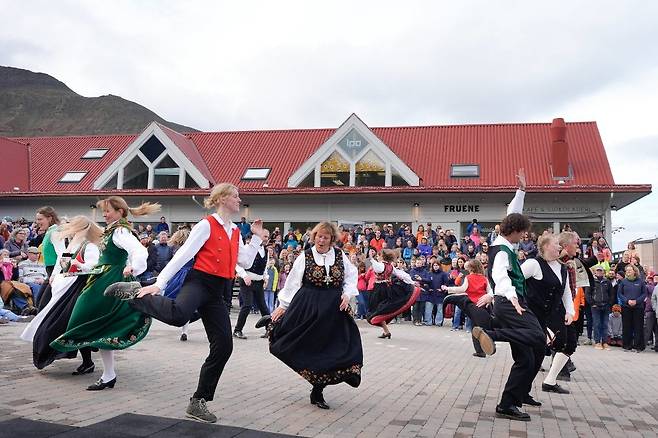 작년 8월 14일, 노르웨이의 스발바르에 대한 주권 행사 100주년을 기념하기 위해 롱이어비엔 마을 광장에서 열린 축제에서 민속 무용단 폴라레이크가 춤을 추고 있다./Norsk Telegrambyrå