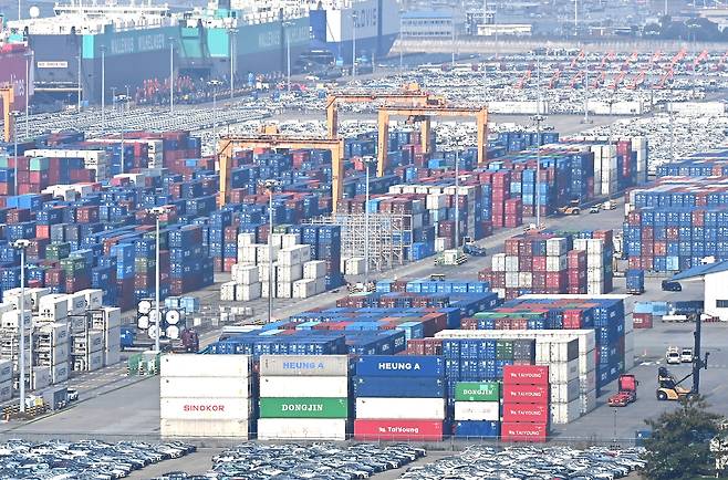 작년 10월 30일 경기 평택시 포승읍 평택항에 수출입 컨테이너가 쌓여 있는 모습. /뉴시스