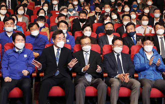 2020년 4월 15일 저녁 더불어민주당 지도부가 서울 여의도 국회의원회관에 마련된 당 개표상황실에서 4·15 총선 출구조사 결과를 지켜보고 있다. /조선DB