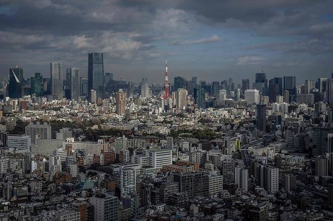 일본 도쿄 도심 전경. 도쿄 시내 스카이라인 뒤로 도쿄타워가 보이고 있다. /AFP=연합뉴스