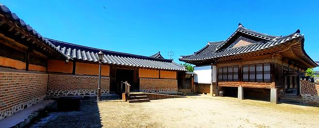 아산시 둔포면 해위길 52번길 29에 소재한 윤보선 대통령 생가 모습. 조선시대 한옥에 유리와 붉은 벽돌을 사용한 근대기 가옥 형태다. 아산시 제공