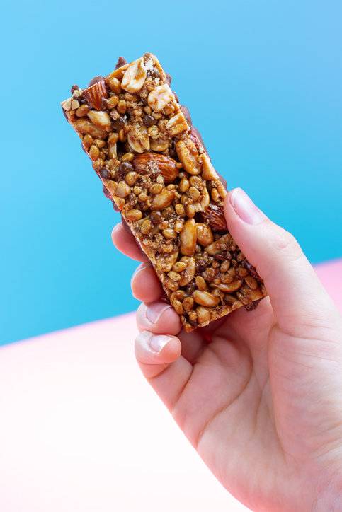 단백질 바에는 당분과 소금 등 맛을 위해 다른 성분도 많이 첨가한다.  사진=게티이미지코리아.