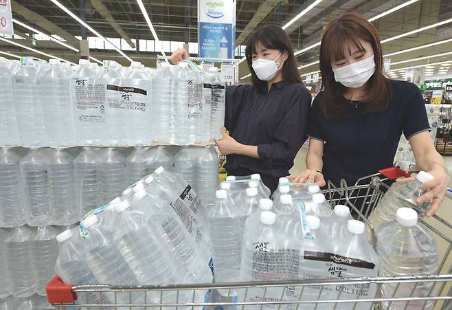 서울 서초구 농협 하나로마트 양재점에서 직원들이 재활용이 쉬운 '무라벨 생수'를 소개하고 있다. 사진 뉴시스