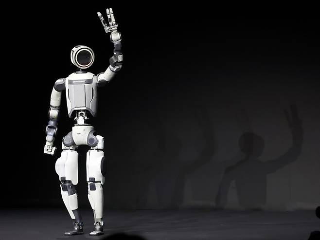 세계 최대 가전·정보기술(IT) 전시회 'CES 2026' 개막을 하루 앞둔 5일(현지시간) 미국 네바다주 라스베이거스 만달레이베이에서 열린 현대차그룹 프레스 컨퍼런스에서 휴머노이드 로봇 아틀라스가 관객들에게 인사하고 있다. 2026.1.6 (ⓒ뉴스1, 무단 전재-재배포 금지)