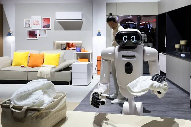 세계 최대 IT(정보기술)·가전 전시회 'CES 2026' 개막을 하루 앞둔 5일(현지시간) 미국 네바다주 라스베이거스 컨벤션센터(LVCC)에서 열린 LG전자 사전 부스투어에서 AI 홈로봇 'LG 클로이드'가 세탁된 수건을 접고 있다. 2026.1.6 (ⓒ뉴스1, 무단 전재-재배포 금지)