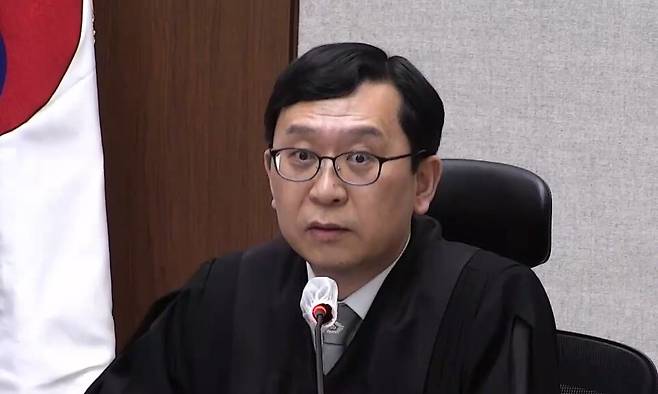 21일 서울중앙지법에서 열린 한덕수 전 국무총리의 내란 중요임무 종사 혐의 1심 선고 공판에서 이진관 부장판사가 발언하고 있다. 서울중앙지법 제공