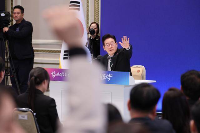 이재명 대통령이 21일 청와대 영빈관에서 열린 2026 신년 기자회견 '함께 이루는 대전환, 모두 누리는 대도약'에서 취재진의 질문을 받고 있다. 왕태석 선임기자