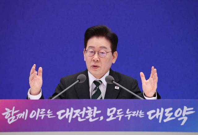 이재명 대통령이 21일 청와대 영빈관에서 열린 2026 신년 기자회견 '함께 이루는 대전환, 모두 누리는 대도약'에서 취재진 질문에 답하고 있다. 왕태석 선임기자