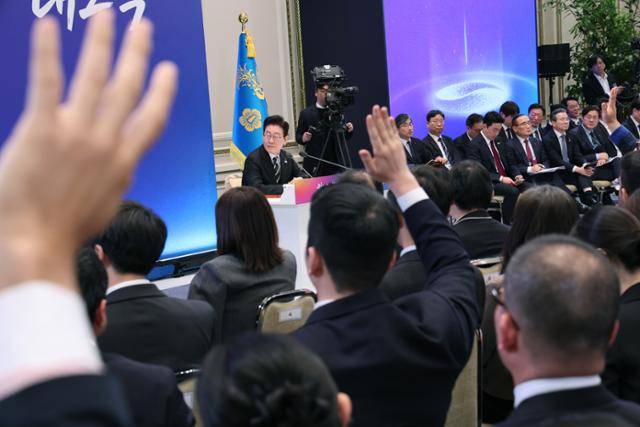 이재명 대통령이 21일 청와대 영빈관에서 열린 2026 신년 기자회견 '함께 이루는 대전환, 모두 누리는 대도약'에서 기자들의 질문을 받고 있다. 왕태석 선임기자