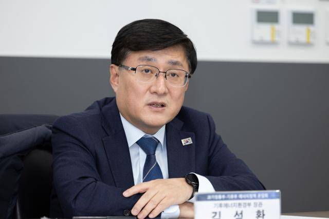 김성환 기후에너지환경부장관이 15일 서울 종로구 정부서울청사에서 배경훈 부총리 겸 과학기술정보통신부 장관과 기후위기 대응 및 에너지전환 부문 기술개발 협력을 강화하기 위한 간담회를 갖고 양 부처 협력사항을 논의하고 있다. 기후에너지환경부 제공