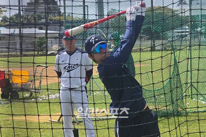 11일 사이판 올레아이 스포츠 콤플렉스에서 훈련 중인 김도영. 류지현 대표팀 감독이 김도영의 스윙을 지켜보고 있다. 사이판=윤승재 기자