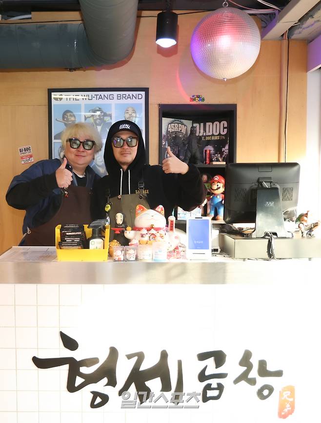 DJ DOC 이하늘, 정재용이 14일 오후 서울 은평구 갈현동에서 진행된 일간스포츠와의 인터뷰에 앞서 포즈를 취하고 있다.서병수 기자 qudtn@edaily.co.kr /2026.01.14/