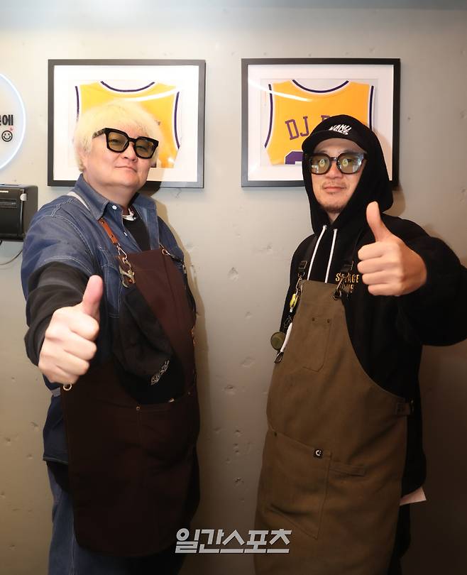 DJ DOC 이하늘, 정재용이 14일 오후 서울 은평구 갈현동에서 진행된 일간스포츠와의 인터뷰에 앞서 포즈를 취하고 있다.서병수 기자 qudtn@edaily.co.kr /2026.01.14/