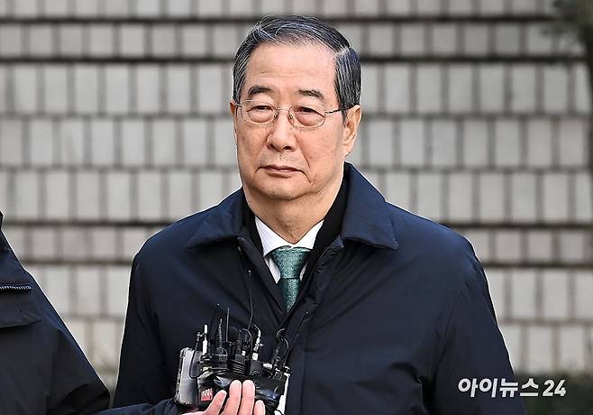 내란 우두머리 방조 혐의를 받는 한덕수 전 국무총리가 21일 서울중앙지법에서 열린 1심 선고 공판에 출석하고 있다. [사진=곽영래 기자]