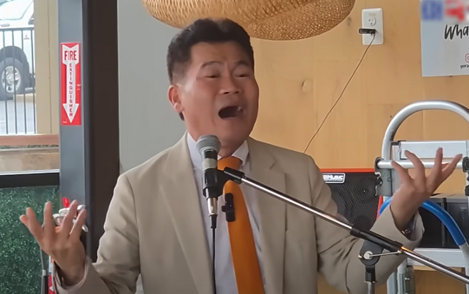 유튜버 전한길 씨가 미국에서 연설하는 모습 (사진, 유튜브 전한길뉴스 갈무리)