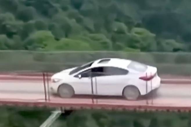 ‘세계에서 가장 위험한 설악산의 다리’ 등의 제목으로 게시된 가짜 영상. 사진 유튜브 캡처