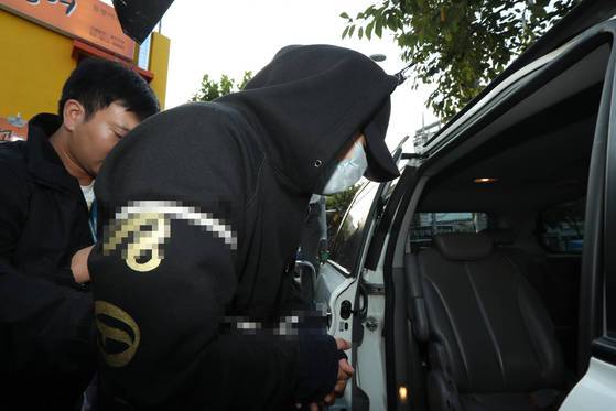 2017년 9월 18일 서울 용두동 서울청 광수대 마약수사계에서 조사를 받고 나오는 남주성씨. 호송차에 오를 때까지 카메라 플래시가 계속 터졌다. 연합뉴스