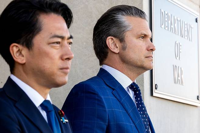 고이즈미 신지로 일본 방위상이 16일(현지시간) 미국을 방문해 피트 헤그세스 국방부 장관과 회담을 가졌다. EPA=연합뉴스