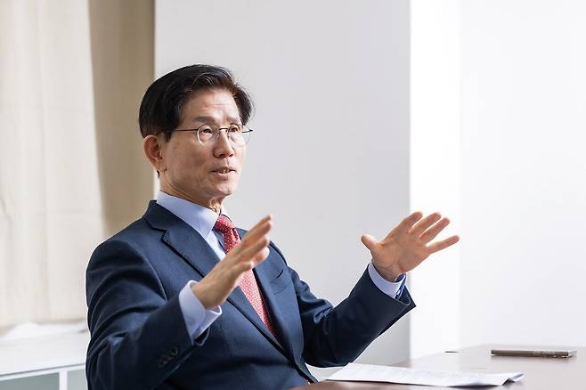 김문수 전 고용노동부 장관은 1월 9일 월간중앙과의 인터뷰에서 “(국민의힘) 영남권, 강남권 국회의원 등 당내 기득권 세력은 투명한 정당 운영, 대외 문호 개방을 부담스러워한다”고 지적했다. 최기웅 기자