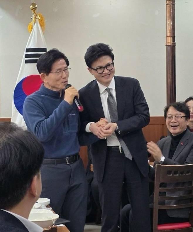 지난해 12월 국민의힘 당협위원장 모임에서 한동훈 전 대표와 함께 ‘덧샘의 정치’를 강조하는 김문수(왼쪽) 전 고용노동부 장관과 한동훈 전 국민의힘 대표. [사진 인스타그램 캡처]