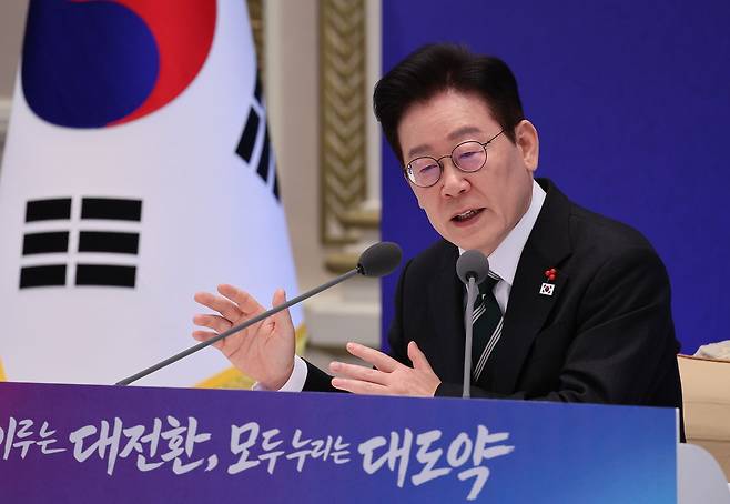 이재명 대통령은 21일 신년 기자회견에서 “지금 어려운 일이 두 가지가 있는데, 검찰 개혁 논란과 탕평 인사에 관한 이 후보자 문제”라고 말했다. 전민규 기자
